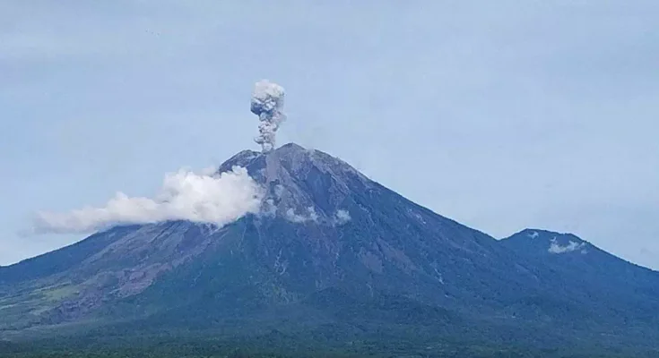 Gunung Semeru Erupsi Dengan Letusan Hingga 900 Meter