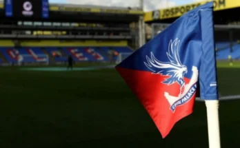 UEFA secara resmi mengumumkan bahwa klub Liga Inggris Crystal Palace tidak akan diizinkan untuk berkompetisi di Liga Europa musim 2025/26. "Keputusan ini diambil setelah investigasi mendalam oleh Badan Pengawas Keuangan Klub UEFA (CFCB) terkait pelanggaran aturan kepemilikan multiklub yang melibatkan Crystal Palace dan klub Ligue 1 Prancis, Olympique Lyonnais," demikian pernyataan UEFA di situs resmi mereka pada Jumat. Crystal Palace yang memastikan tempat di Liga Europa setelah memenangkan Piala FA musim lalu dengan kemenangan mengejutkan 1-0 atas Manchester City, terancam kehilangan hak mereka karena pelanggaran aturan UEFA. Aturan tersebut melarang individu atau entitas memiliki pengaruh signifikan atas lebih dari satu klub yang berkompetisi di kompetisi Eropa yang sama. John Textor, melalui perusahaannya Eagle Football Holdings, memiliki saham sebesar 43 persen di Crystal Palace dan 77 persen di Lyon yang juga lolos ke Liga Europa setelah finis di posisi keenam di Ligue 1. Meskipun Textor telah setuju untuk menjual sahamnya di Crystal Palace kepada pemilik New York Jets, Woody Johnson dan mengundurkan diri dari posisi kepemimpinan di Lyon, namun UEFA menyatakan bahwa langkah-langkah ini tidak cukup untuk memenuhi tenggat waktu aturan kepemilikan multiklub yang ditetapkan pada 1 Maret 2025. Baca juga: Nottingham pertimbangkan tuntut Tottenham terkait transfer Gibbs-White Selain itu, Lyon baru-baru ini memenangkan banding atas keputusan degradasi mereka ke Ligue 2 karena masalah keuangan, yang memastikan status mereka di Ligue 1 dan mempertahankan tempat mereka di Liga Europa. Keputusan ini juga berdampak pada kemungkinan Crystal Palace turun ke Liga Konferensi Eropa, karena salah satu pemilik klub lainnya, David Blitzer memiliki saham di klub Denmark, Brondby, yang juga lolos ke kompetisi tersebut. Akibatnya, Crystal Palace terancam kehilangan kesempatan untuk mengikuti seluruh kompetisi Eropa musim depan. Sebagai konsekuensi dari keputusan ini, Nottingham Forest yang finis di posisi ketujuh di Liga Inggris musim lalu akan dipromosikan ke Liga Europa untuk menggantikan Crystal Palace. Sementara itu, Brighton & Hove Albion yang finis di posisi kedelapan diperkirakan mengambil tempat di Liga Conference Eropa.