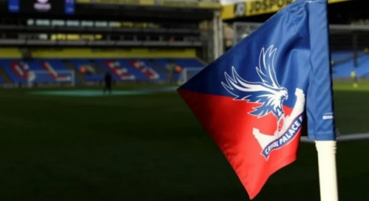 UEFA secara resmi mengumumkan bahwa klub Liga Inggris Crystal Palace tidak akan diizinkan untuk berkompetisi di Liga Europa musim 2025/26. "Keputusan ini diambil setelah investigasi mendalam oleh Badan Pengawas Keuangan Klub UEFA (CFCB) terkait pelanggaran aturan kepemilikan multiklub yang melibatkan Crystal Palace dan klub Ligue 1 Prancis, Olympique Lyonnais," demikian pernyataan UEFA di situs resmi mereka pada Jumat. Crystal Palace yang memastikan tempat di Liga Europa setelah memenangkan Piala FA musim lalu dengan kemenangan mengejutkan 1-0 atas Manchester City, terancam kehilangan hak mereka karena pelanggaran aturan UEFA. Aturan tersebut melarang individu atau entitas memiliki pengaruh signifikan atas lebih dari satu klub yang berkompetisi di kompetisi Eropa yang sama. John Textor, melalui perusahaannya Eagle Football Holdings, memiliki saham sebesar 43 persen di Crystal Palace dan 77 persen di Lyon yang juga lolos ke Liga Europa setelah finis di posisi keenam di Ligue 1. Meskipun Textor telah setuju untuk menjual sahamnya di Crystal Palace kepada pemilik New York Jets, Woody Johnson dan mengundurkan diri dari posisi kepemimpinan di Lyon, namun UEFA menyatakan bahwa langkah-langkah ini tidak cukup untuk memenuhi tenggat waktu aturan kepemilikan multiklub yang ditetapkan pada 1 Maret 2025. Baca juga: Nottingham pertimbangkan tuntut Tottenham terkait transfer Gibbs-White Selain itu, Lyon baru-baru ini memenangkan banding atas keputusan degradasi mereka ke Ligue 2 karena masalah keuangan, yang memastikan status mereka di Ligue 1 dan mempertahankan tempat mereka di Liga Europa. Keputusan ini juga berdampak pada kemungkinan Crystal Palace turun ke Liga Konferensi Eropa, karena salah satu pemilik klub lainnya, David Blitzer memiliki saham di klub Denmark, Brondby, yang juga lolos ke kompetisi tersebut. Akibatnya, Crystal Palace terancam kehilangan kesempatan untuk mengikuti seluruh kompetisi Eropa musim depan. Sebagai konsekuensi dari keputusan ini, Nottingham Forest yang finis di posisi ketujuh di Liga Inggris musim lalu akan dipromosikan ke Liga Europa untuk menggantikan Crystal Palace. Sementara itu, Brighton & Hove Albion yang finis di posisi kedelapan diperkirakan mengambil tempat di Liga Conference Eropa.